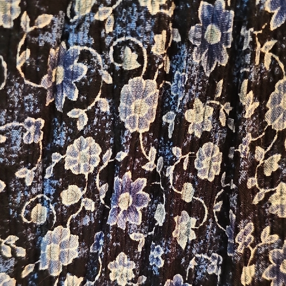 Navy Floral Deep V Romper - Picture 3 of 3